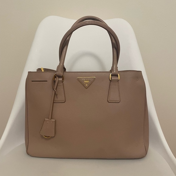 Prada Saffiano Lux Tote in Cammeo. - Picture 3 of 15